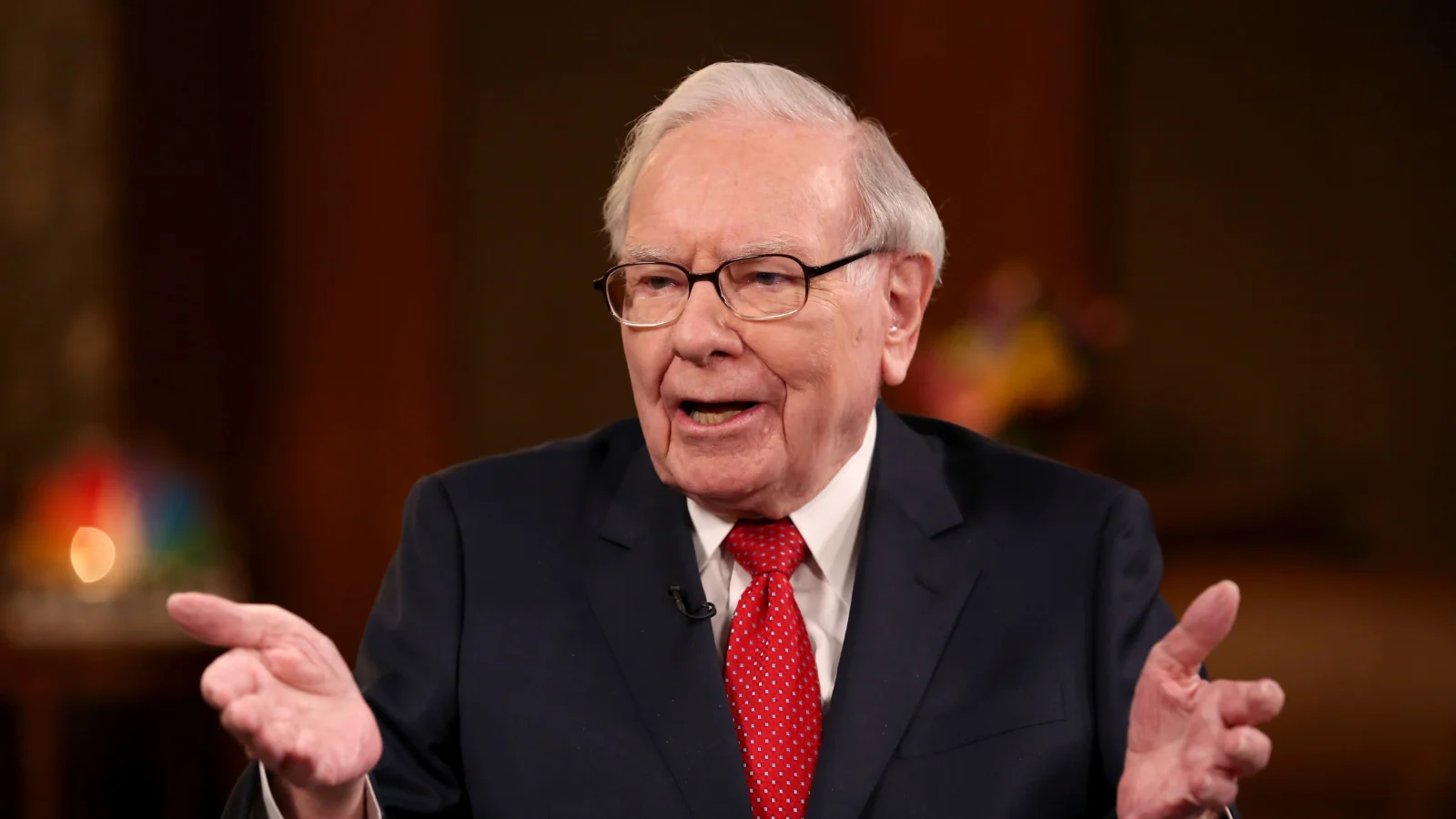 A photo of the Bitcoin event: Warren Buffet refers to Bitcoin as "rat poison" at Berkshire Hathaway annual shareholder meeting